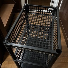 黒のプラスチックの三段カゴの画像
