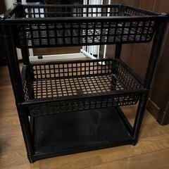 黒のプラスチックの三段カゴの画像