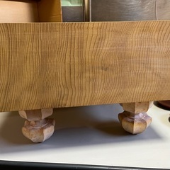 囲碁 碁盤 新榧 脚付盤 六寸 60号 板目 天地柾目盤 厚み17.8cm 重量14Kg へそ•脚付き 花林碁笥 (大)碁石 蛤/那智黒 付き 中古品 ③の画像