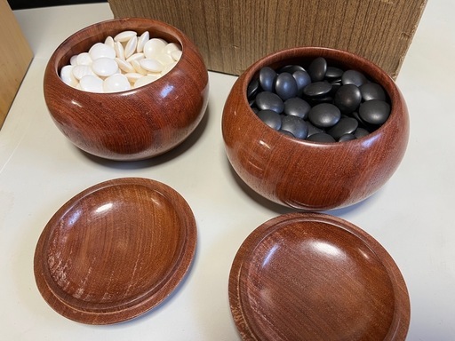 美品　5.9寸　蛤碁石　天地柾　御碁盤　囲碁　へそ有り 脚付き 国産本榧足付碁盤 5寸8分（木裏） ga50042 | 前川榧碁盤店