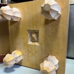 囲碁 碁盤 新榧 脚付盤 六寸 60号 板目 天地柾目盤 厚み17.8cm 重量14Kg へそ•脚付き 花林碁笥 (大)碁石 蛤/那智黒 付き 中古品 ③の画像