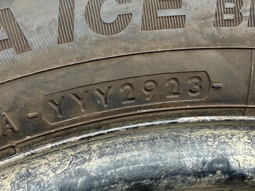 冬タイヤ　15インチ　2023年式　トヨタ純正ホイールカバー付き