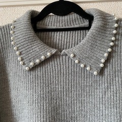 パールつき襟ゆったりニットの画像