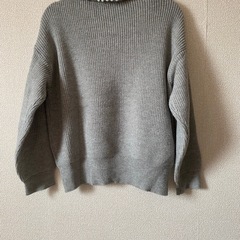 パールつき襟ゆったりニットの画像
