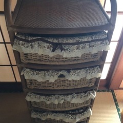 藤の収納棚・キャスター付きの画像