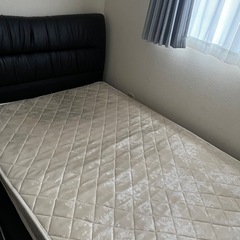 ダブルベッドの画像