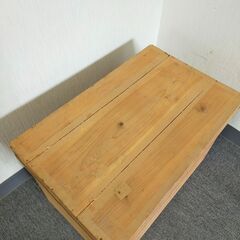 △ 茶箱 ちゃばこ 高さ 47cm 幅 43cm 奥行 68cm フタと本体に割れありの画像