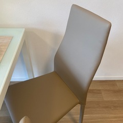 ホワイトガラステーブル×ベージュのイス4脚の画像
