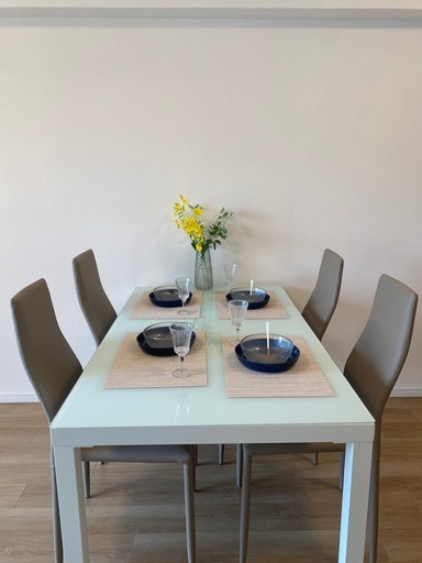 ホワイトガラステーブル×ベージュのイス4脚