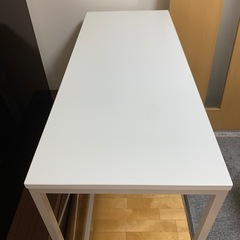 高さのあるデスクの画像