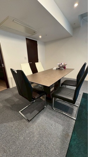 ダイニングテーブルと椅子