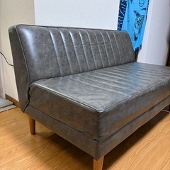 グレー合皮ソファの画像