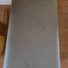 テーブルと椅子の画像