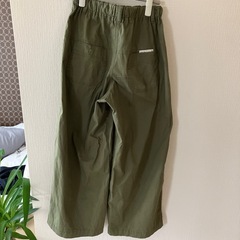 カーキのパンツの画像