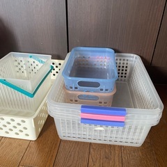 プラスチック収納ケース１４個　さしあげますの画像