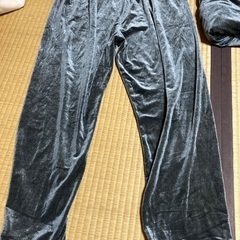お話し中　多分メンズ？　グレー　パジャマ　部屋着の画像
