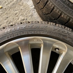 セルシオなどにいかがでしょうか？　
245/40R19 275/3519 スタッドレス　ブリヂストンVRXの画像