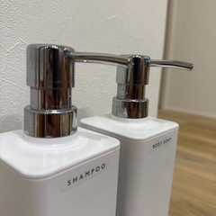 ニトリ　マグネットシャンプーボトル2本の画像