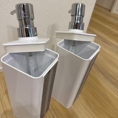 ニトリ　マグネットシャンプーボトル2本の画像