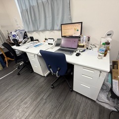 事務机。数台あります。の画像
