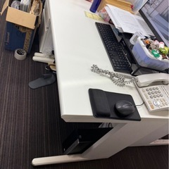 事務机。数台あります。の画像