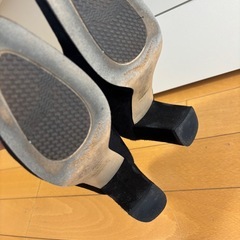 日本製！アカクラ　スエード　ストラップデザインパンプス　スウェードパンプスの画像
