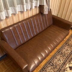 レトロなソファを差し上げます。の画像