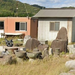 石うす、銅像、コンテナ、トイレなどの画像