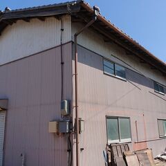 鉄骨2階建て倉庫　切り妻瓦葺屋根　５．８ｍ＊１４．５ｍ　セルフ解体で再利用可能な方　基礎以外をお持ち帰りください。 の画像