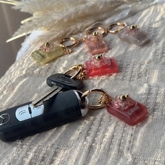 ▪️ハンドメイド▪️お名前入りで特別なきらめきをくれるフラワーキーホルダー▪️一点もの▪️の画像