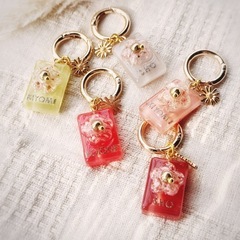 ▪️ハンドメイド▪️お名前入りで特別なきらめきをくれるフラワーキーホルダー▪️一点もの▪️の画像