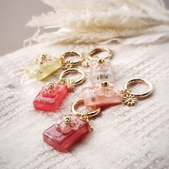▪️ハンドメイド▪️お名前入りで特別なきらめきをくれるフラワーキーホルダー▪️一点もの▪️の画像