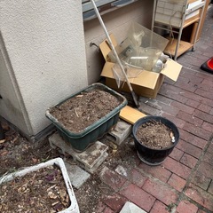 土と壺の画像