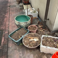 土と壺の画像
