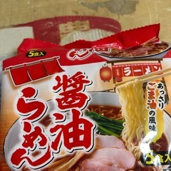 ゴミ袋とインスタントラーメンの画像