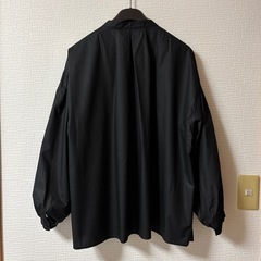 バルーンスリーブ スキッパー ノーカラー ブラウス 黒 M クリーコンフォルトの画像