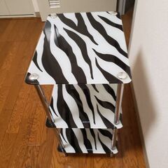 ゼブラ🦓柄のカワイイ小さなガラステーブル！の画像