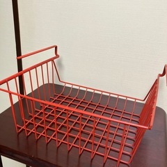 棚に掛けられるスチールラック　あか赤の画像
