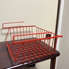 棚に掛けられるスチールラック　あか赤の画像