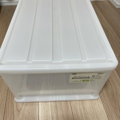 衣装ケース（3つ） と　収納棚の画像