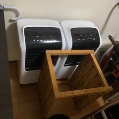 椅子、テーブル、食器棚、その他多くのアイテムがあります。の画像