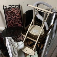 椅子、テーブル、食器棚、その他多くのアイテムがあります。の画像