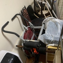 椅子、テーブル、食器棚、その他多くのアイテムがあります。の画像