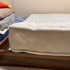 クイーンサイズベッド（マットレス付）の画像