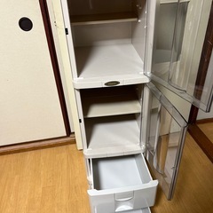 この画像は、プラスチック製のスリムなキッチンストッカーの画像