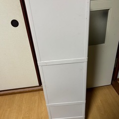 この画像は、プラスチック製のスリムなキッチンストッカーの画像