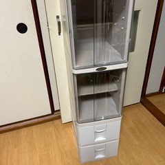 この画像は、プラスチック製のスリムなキッチンストッカーの画像