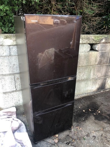 冷蔵庫３ドアTOSHIBA製。