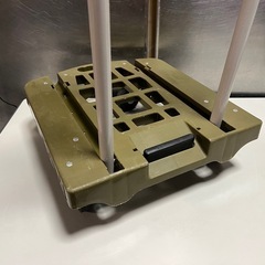 コメリ 軽量コンパクト 折りたたみ 台車 カーキ 3.4Kg 収納幅14.5cm 中古品 ④の画像