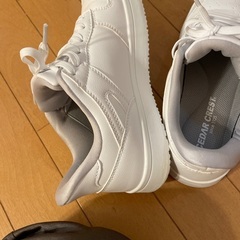 手を使わずすっぽり入るスニーカーの画像